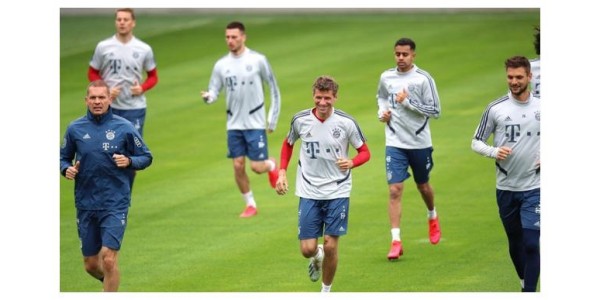 La maglia dell'FC Bayern München diventa il regalo più prezioso di Thomas Müller